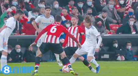 C罗未婚妻乔治娜点赞梅西妻子安东内拉夺冠帖